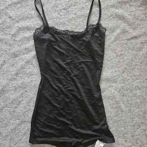 Svart romper med spets  - Helt ny med tags. Storlek S. 
