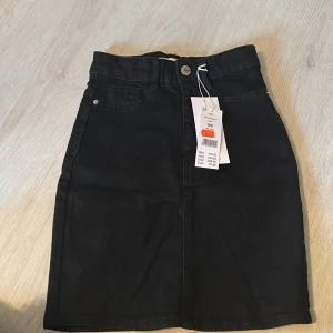 Svart jeanskjol från Gina tricot - Snygg svart jeanskjol från Gina tricot  i modellen Molly. Storlek xs Kjolen har en dragkedja framtill och praktiska fickor både fram och bak. Perfekt för en stilren look! Dom är aldrig använda. Priset är inte satt öppen förslag på priset. Köpte dom på rabatt men dom kostar 279kr annars så tänker högsta priset är 150kr  minsta priset är 80 kr men tänk dom är inte använda  