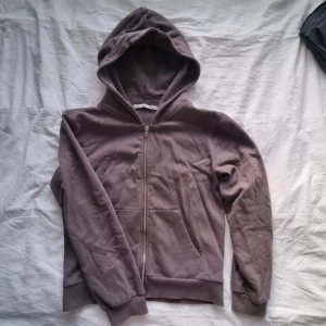 Huvtröja - Mörkgrå hoodie från lager, färgen ser lite gråare ut i verkligheten💫