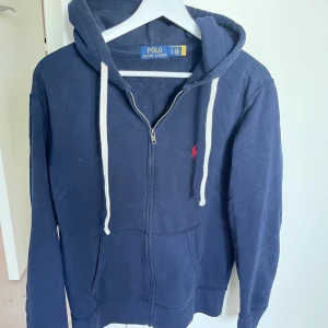 Ralph Lauren Zip hoodie - Säljer denna feta zipen då den blivit för liten, passar perfekt i skolan eller hemma. Nypris, ca 2200. Mitt pris 1299. Priset är inte skrivet i sten, Kommer nytvättad.