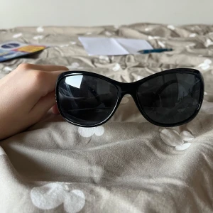 Coola solglasögon  - Säljer mina knappt använda fräcka solglasögon med fina detaljer på sidorna 😎. Säljer då det inte är min stil längre. Tveka inte och kontakta för flera bilder!!