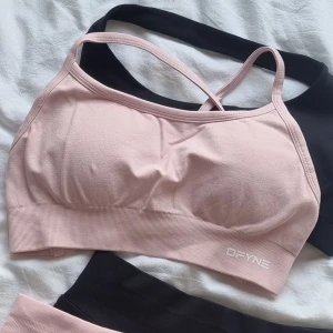 Dynamic backless sports bra - Helt oanvänd rosa sportbh från dfyne!! Säljer då den tyvärr inte passade mig, väldigt värt o köpa här då man måste betala frakt + tull om man beställer från dfyne💘💘