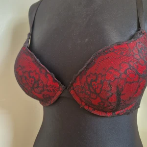 Spets behå i röd - Fint skick från lindex