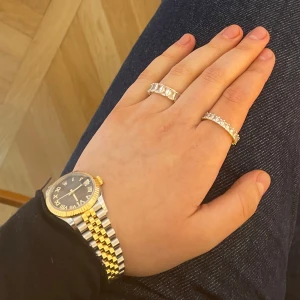  Jackie ring - Två eleganta guldfärgade ringar från Jackie, dekorerade med gnistrande stenar runt om. Kommer i en fin påse med Jackies logotyp. Säljer dem antingen separat (250 kr per ring) eller båda tillsammans för 450 kr. ❤️
