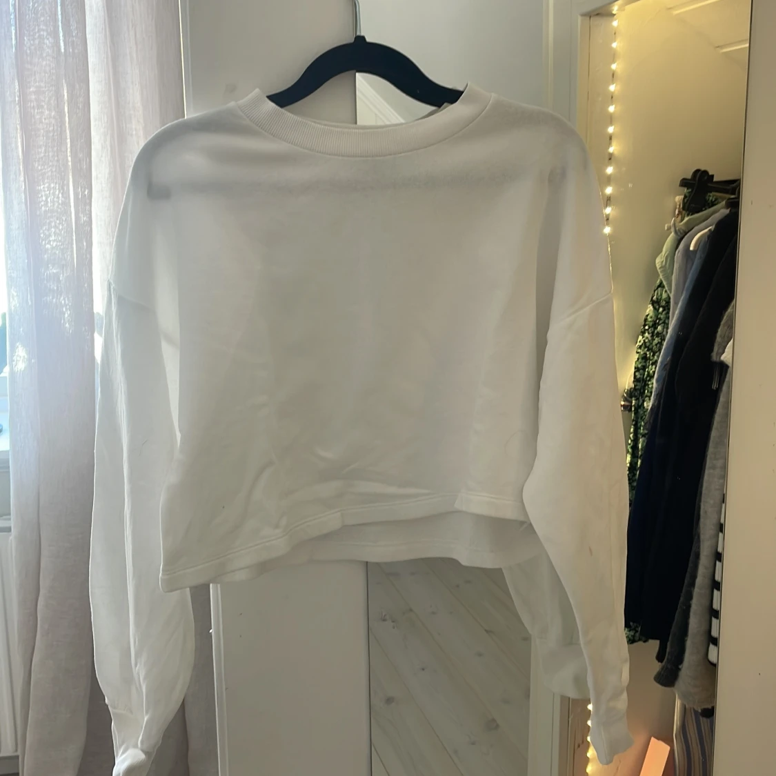 Vit croppad tröja från Gina Tricot - 1