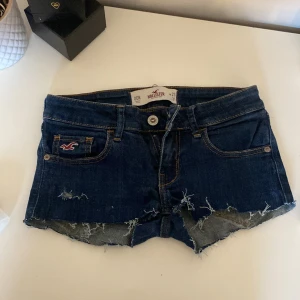 hollister jeansshorts - helt oanvända jeansshorts från hollister! de är lågmidjade och jättecoola 🐆🐆🌟🌟