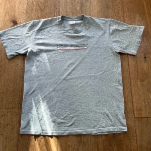 Supreme T-Shirt - Supreme T-Shirt köpt 2021 i New York i Supreme butiken. Lite smått skadat tryck men inga stora skador. Pris kan diskuteras!