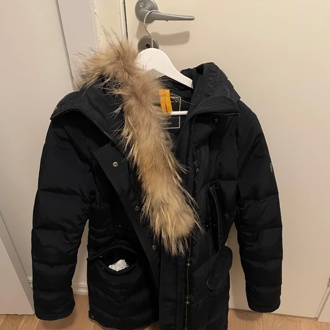 Svart dunjacka med pälsdetalj