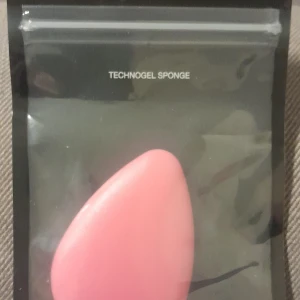 Rosa Technogel sminksvamp - En supermjuk rosa sminksvamp för perfekt och jämnt resultat. Tillverkad av Thermoplastic Polyurethane, vilket gör den flexibel och lätt att använda. Perfekt för applicering av flytande eller krämprodukter. Enkel att rengöra med varmt vatten och tvål.