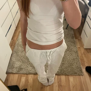 Vita linnebyxor från Gina Tricot!! - Säljer vita linnebyxor från Gina tricot i storleken 170.💞 Perfekt för vår och sommar !! 🌷 