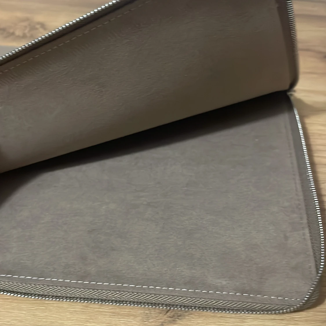 Beige datorväska med dragkedja  - 1