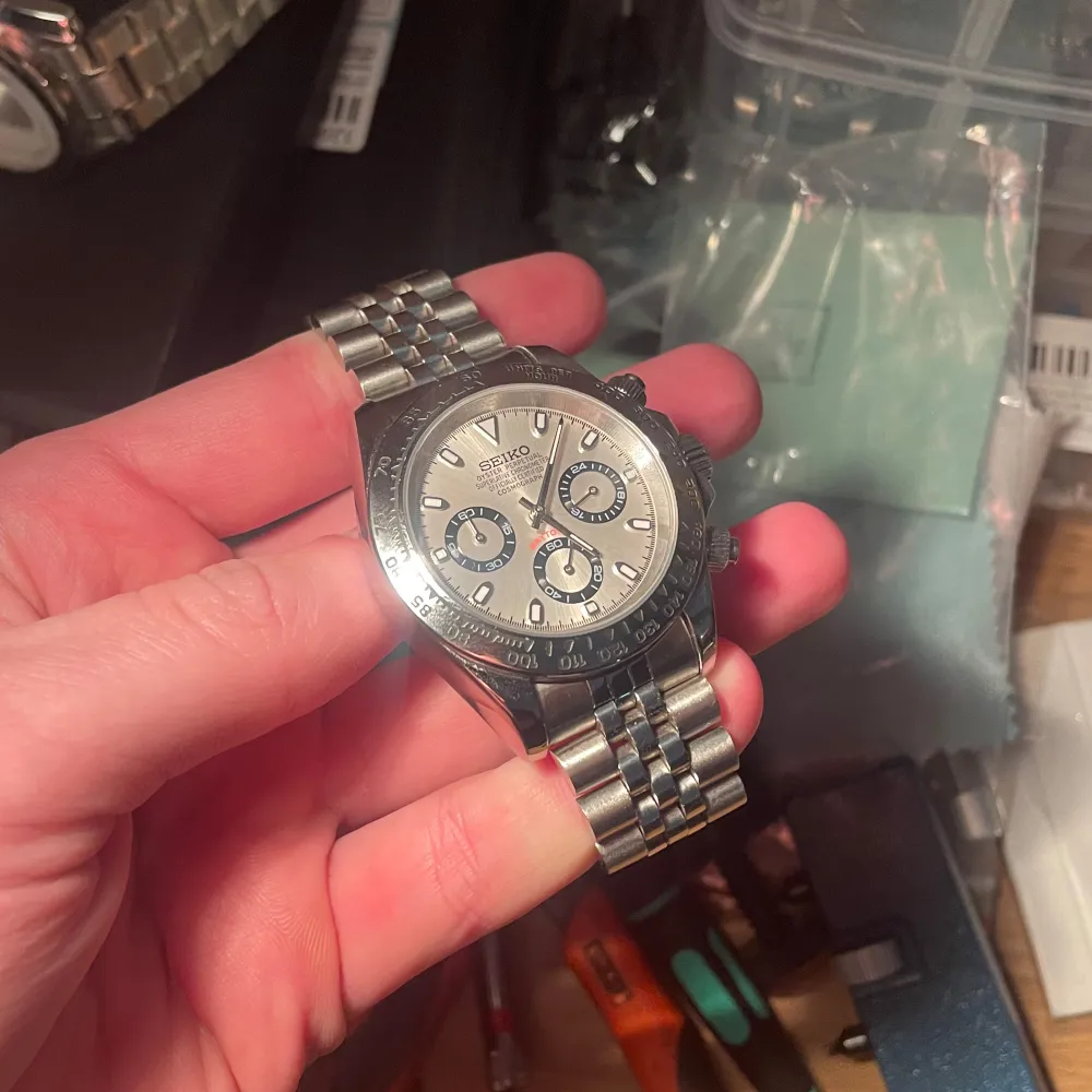 Seiko Daytona. Klockan är 39,3mm och är kronografisk. Boett och armband är i rostfritt stål.. Asusteet.