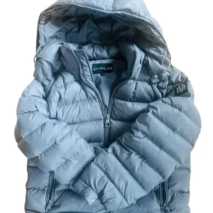 Bvaldi jacka - Bvaldi jacka| Stilren & snygg| Använd max 5-10 gånger, som ny| Skick 9,5/10| Retail pris: 2999kr| mitt pris: 1299| Fraktar via postnord & instabox| vid minsta lilla fundering skriv! :) 