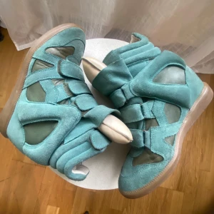 Isabel marant Turkosa Trainer Beckett  - Säljer ett par unika isabel marant turkosa sneakers. Dem är i bra skick då, jag bara har använt dem under ett få antal tillfällen😊 