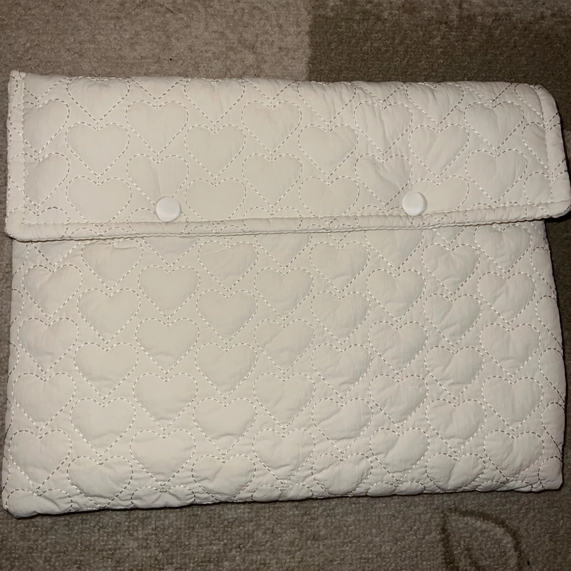 Vit quiltad datorväska med hjärtmönster - 1