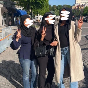 Beige kappa från Vero Moda - Säljer en stilren beige kappa från Vero Moda med bälte i midjan och klassisk krage. Jackan har långa ärmar och två fickor framtill. Perfekt för dig som vill ha en tidlös och enkel look.