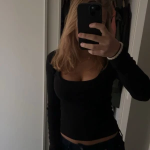 Långärmad  topp - Säljer en svart långärmad topp från nelly. Toppen är knappt använd och säljer pga den inte passar min stil längre.😊💕