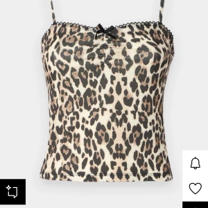 Leopardmönstrad croppad linnetopp med rosett - Säljer leopard top från Gina tricot. Säljer då den är för liten på mig. Så helt oanvänd