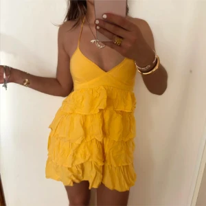 Gul vringad volangklänning  - Gul vringad halterneck volangklänning. Jag är 168 och det är mina bilder, köp via köp nu direkt eller Swish, kvar tills markerad som såld ❤️tyvörr är strlk lappen bortklippt men passar m