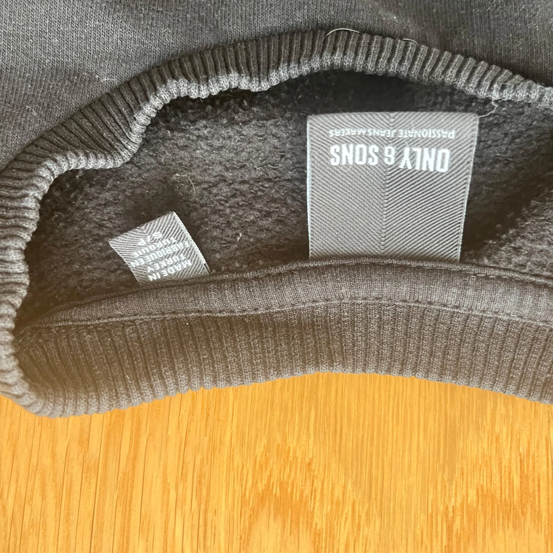 Svart sweatshirt från Only & Sons - 2