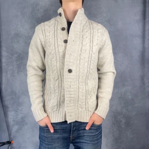 Unik Cardigan - Hej! Säljer denna unika cardiganen med både zip och knappar som är supersnygg! Den är i riktigt bra skick och kommer passa bra till våren. Hör av dig om du har några frågor😁
