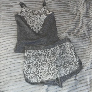 Grått pyjamasset med spetsdetaljer - Säljer ett grått pyjamasset med vita spets detaljer. 60kr+frakt 