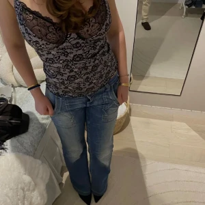 Spetstopp med blommigt mönster - Köpte denna super fina toppen här på plick men den har inte kommit till användning. Inga defekter på den och kuppan passar 80C-D.