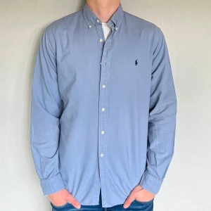 Ralph lauren skjorta - Fet ralph lauren skjorta i storlek L i slimfit, modellen är 184 cm lång och väger ca 80 kg, skick 9/10