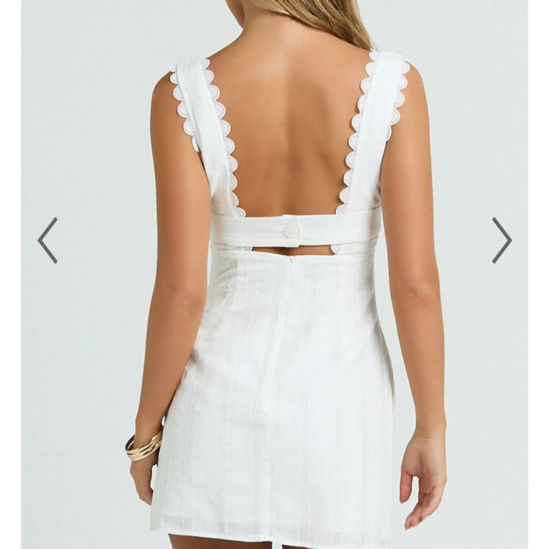 Vit kortklänning med scallop-detaljer - 2