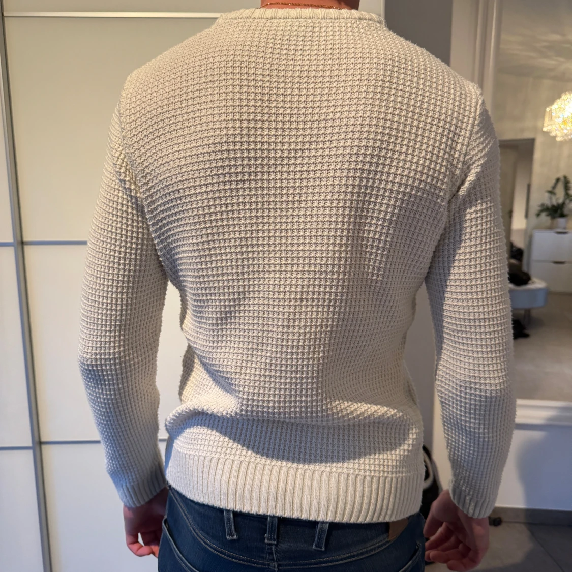 Beige stickad tröja med strukturmönster - 1