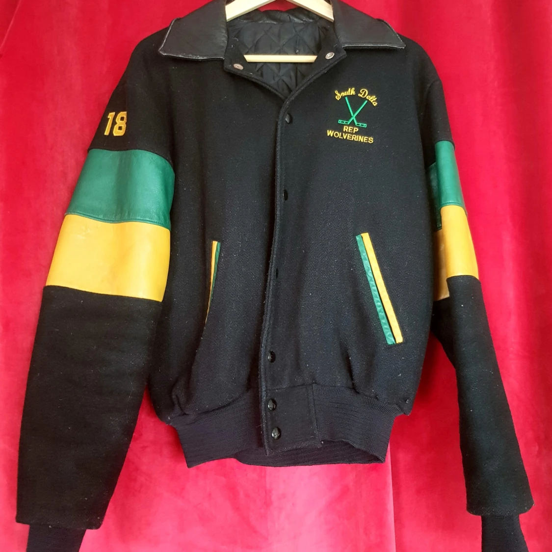 Svart och grön varsityjacka South Delta REP Wolverines