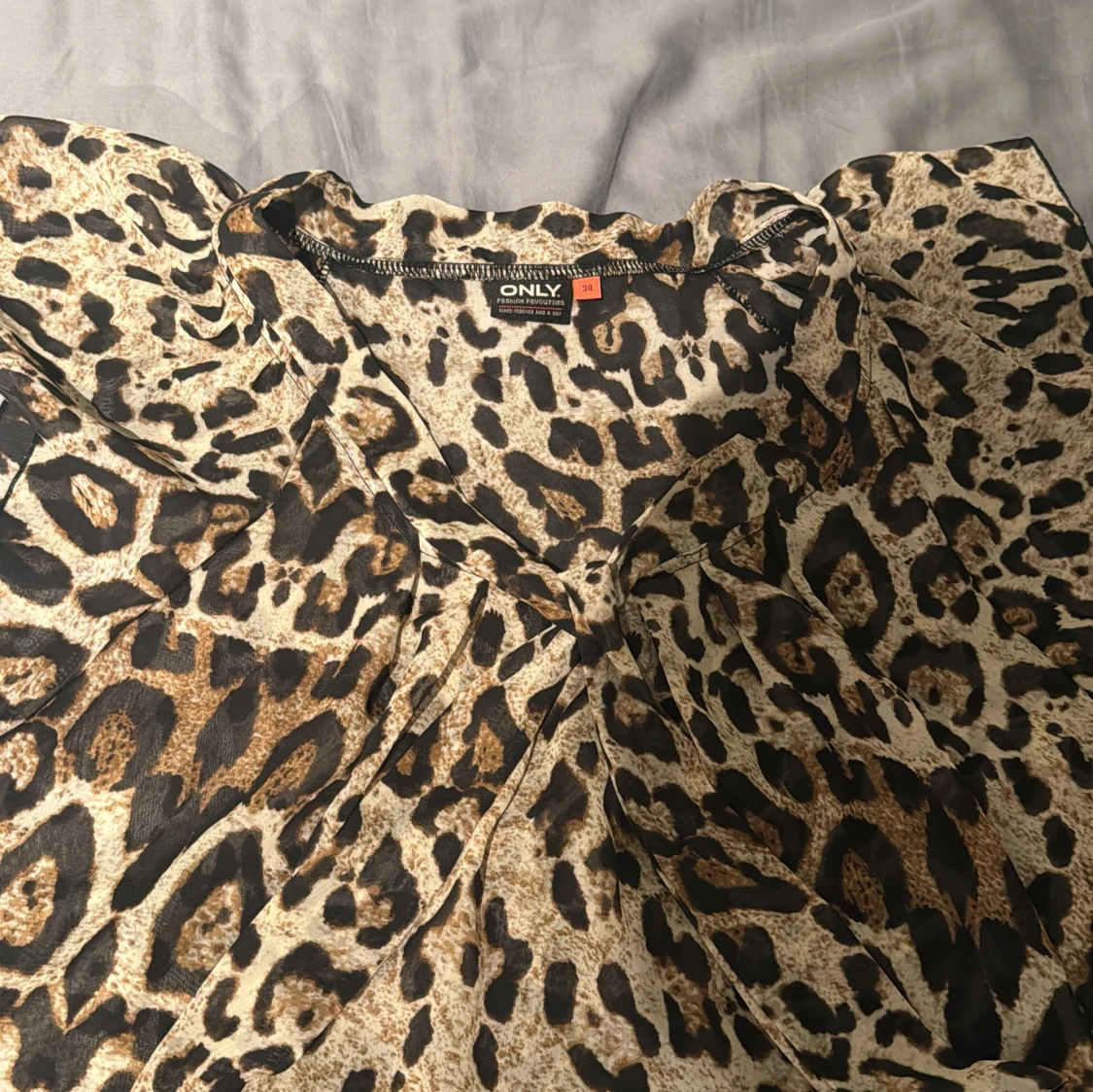 Leopardmönstrad blus från ONLY - 1