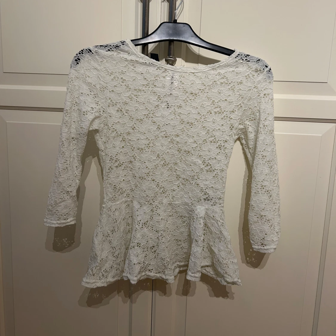 Vit spetstopp från Amisu