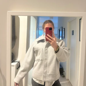 Ljusgrå jacka från NA-KD - Söt jacka från nakd, storlek 40, lite nopprig som syns på bilderna