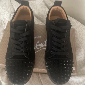 Svarta sneakers med nitar från Christian Louboutin - säljer ett par frächa Loubitins. Svarta med spikar, box lite sönder. Skickar samma dag eller dagen efter. Aldrig använda, priset kan diskuteras