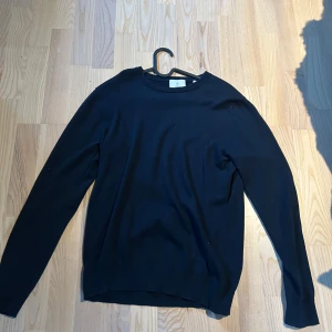 Stickad tröja - Mörkblå Stickad tröja från bläck, använd fåtal gånger. Nyskick