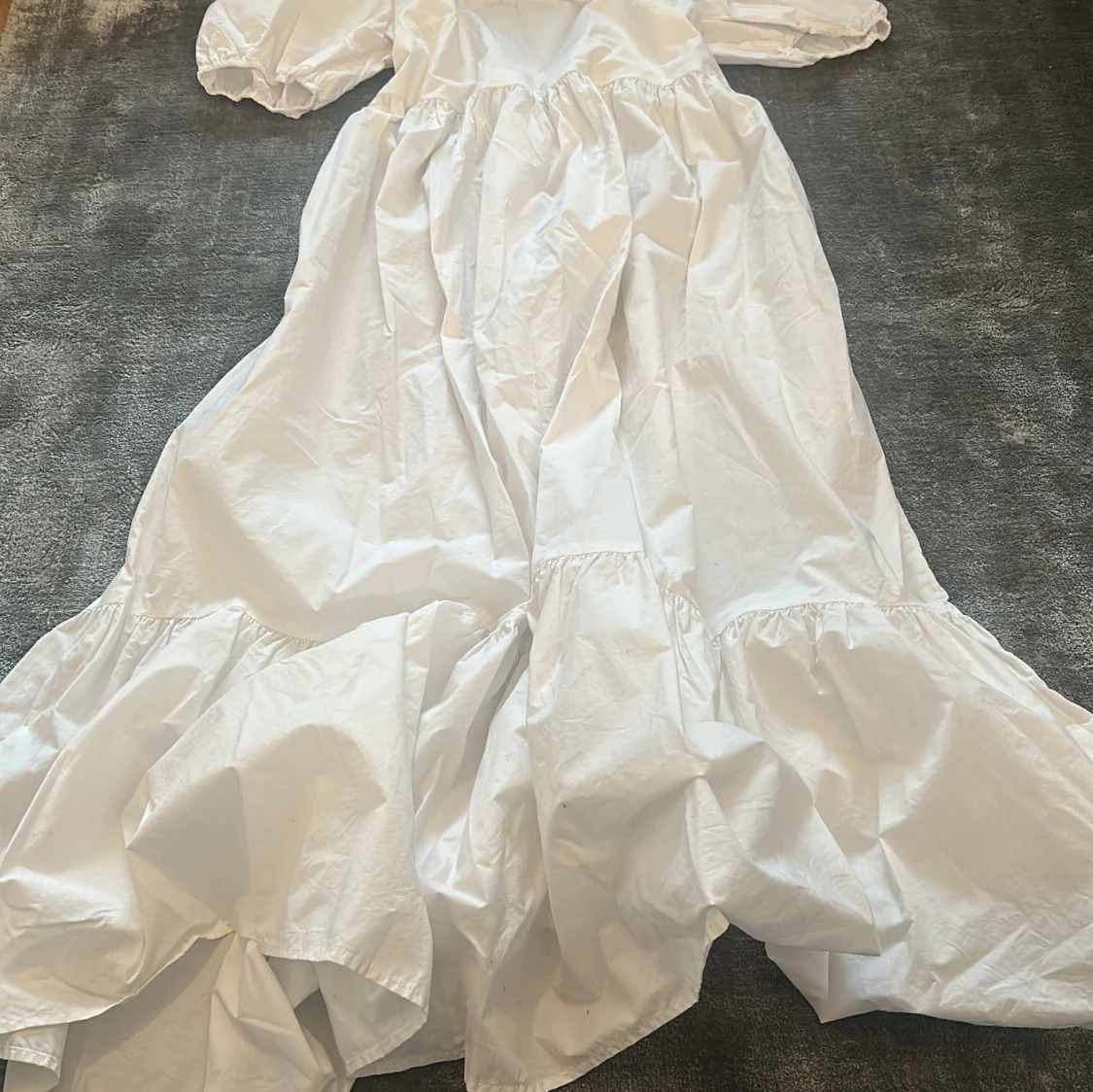 Vit långklänning med puffärmar och volang - 1