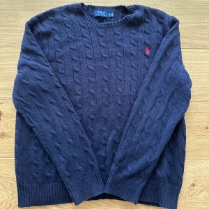 Polo ralph lauren  - Fin tröja från märket polo ralph lauren med röd logga.  Mått: Längd 67 cm, bredd 52 cm Rökfri: Ja Storlek: XL Skick: Väldigt bra ser ny ut Frakt: skickas samma dag innan 20:00 Hör av er vid minsta fundering så svara jag på det inom 10 minuter.