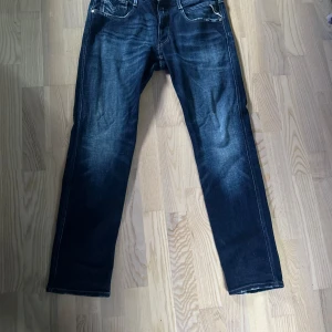 Replay jeans - Säljer ett par mörkblå jeansbyxor från replay. Köptes för cirka 4 månader sedan, använda max 3 gånger