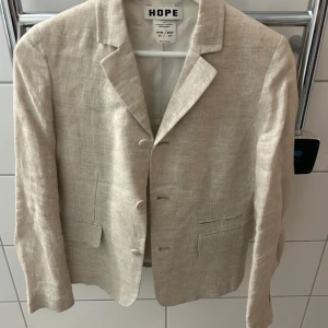 Beige linnékavaj från HOPE - Beige kavaj från HOPE i linne i fint skick! Storlek 34