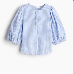 Blåvit randig blus med puffärm - Snygg blus i blåvitt randigt med puffiga trekvartsärmar och rund halsringning. Knappar framtill och lätt, luftig känsla. Perfekt till jeans eller kjol för en fräsch look. Använd en gång🥰🥰🥰