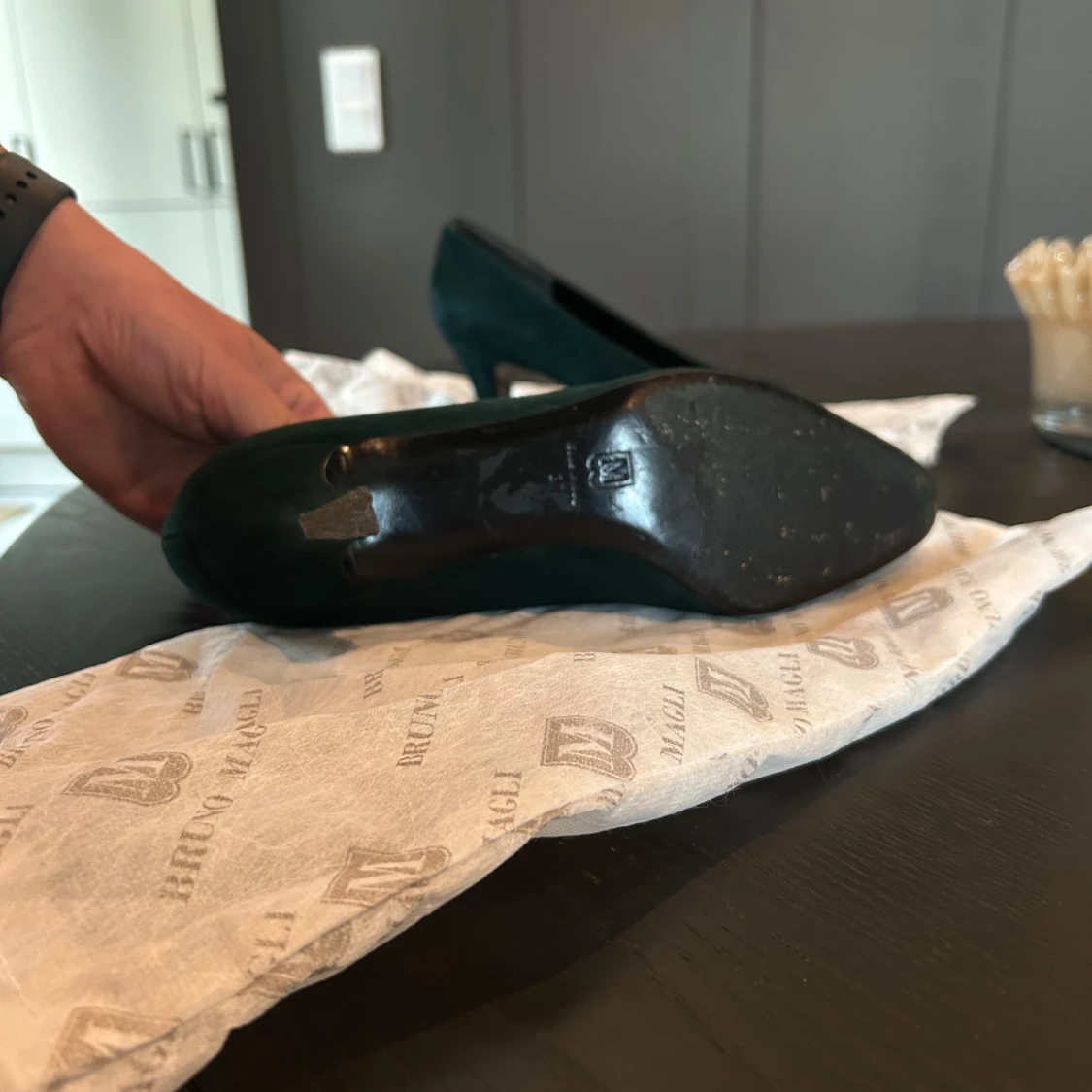 Mörkgröna pumps med lackad tå från Bruno Magli  - 3