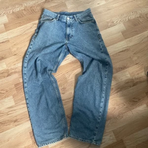 Blå jeans från Sweet Sktbs - Klassiska blå jeans från Sweet Sktbs med rak passform och normal midja. Jeansen har fem fickor, knappgylf och diskret broderad logga vid fickan. Perfekta för en avslappnad stil och tillverkade i slitstarkt denimtyg. Fint skick.