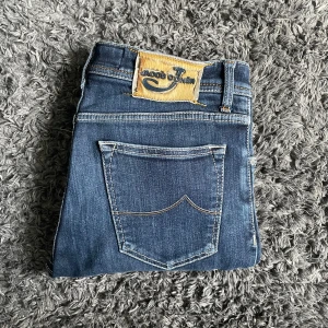 Jacob Cohen  - Ett par Jacob choën jeans i 10/10 skick med en galet snygg färg Hör av dig vid minsta fundering så svarar jag så snabbt som möjligt. Ca 95 cm långa. Skriv om ni vill ha mått