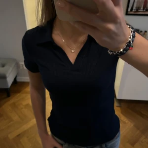 Marinblå blus - Snygg och i jätte bra skick💙💙