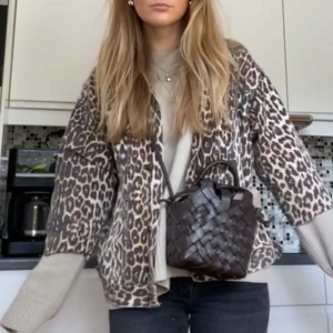 Leopardmönstrad jeansjacka  - Säljer en riktigt snygg leopardmönstrad jeansjacka😄