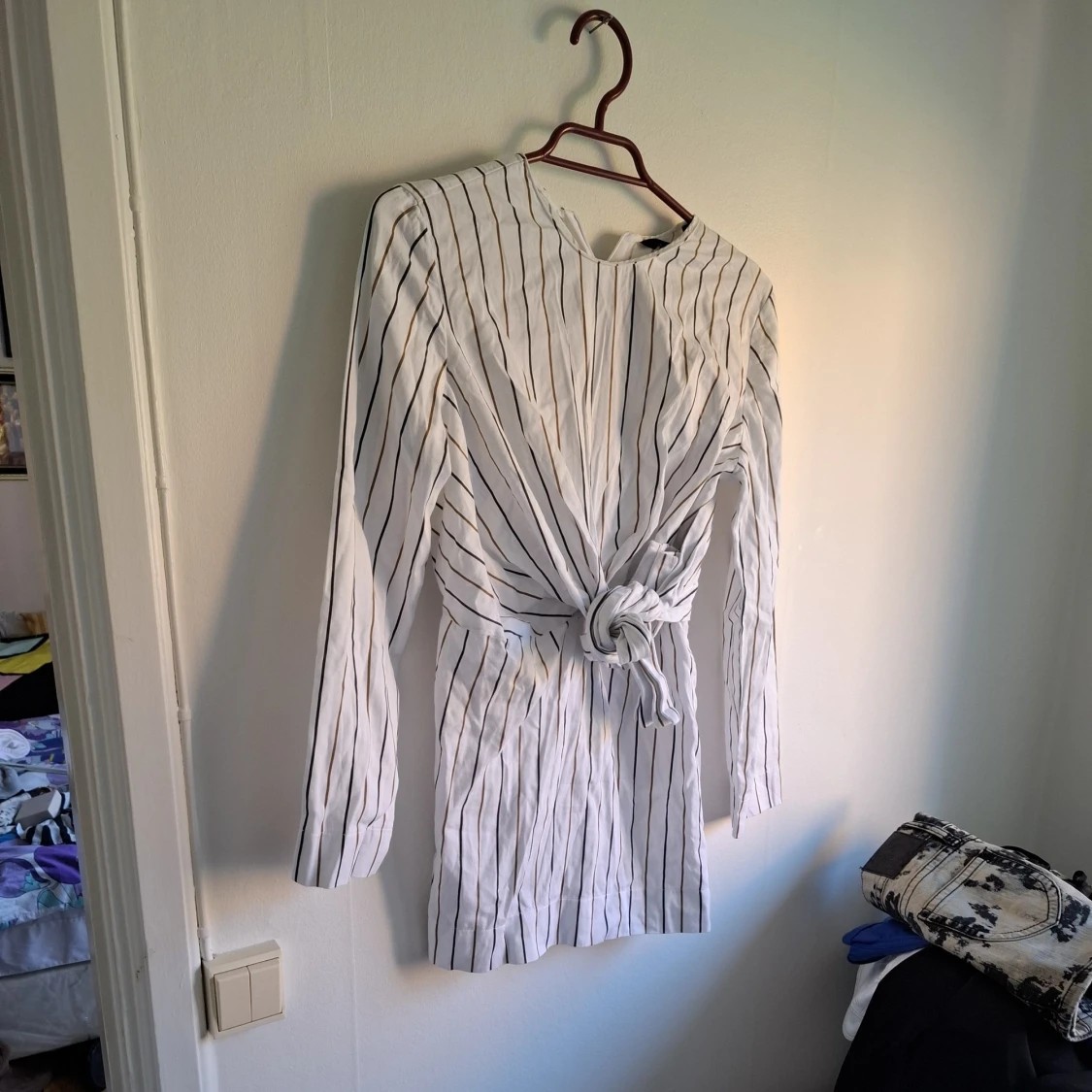 Vit och svart randig klänning med knyt