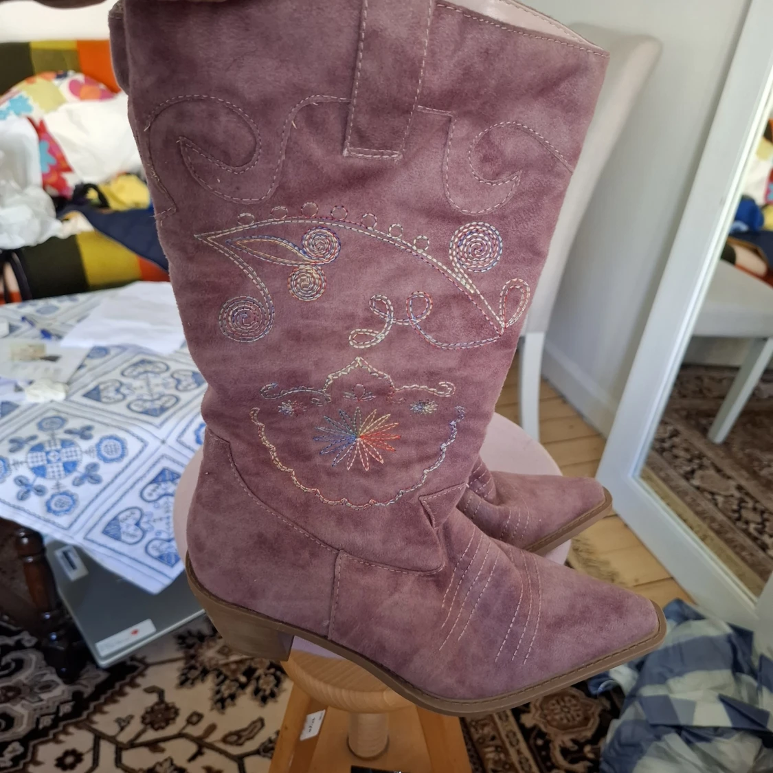Rosa mocka cowboy boots med broderi - 1