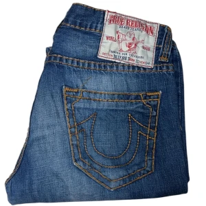 True Religion jeans - True Religion jeans Bootcut fit. W32. Defekt (bild 3) [Ytterbenslängd 108cm] [Innerbenslängd 85cm] [Midja 44cm] [Benöppning 22cm]