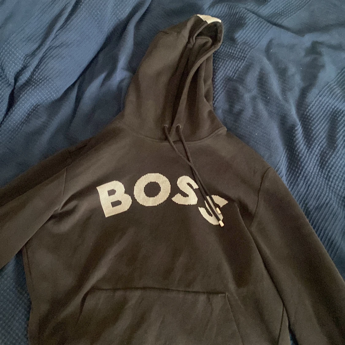 Svart hoodie från BOSS med logga
